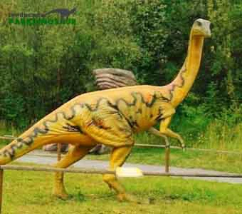 Figuri de dinozauri în mărime naturală